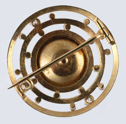 Брошь из желтого металла, общим весом 23,2 грамма, содержит природные вставки: изумруд и бриллианты